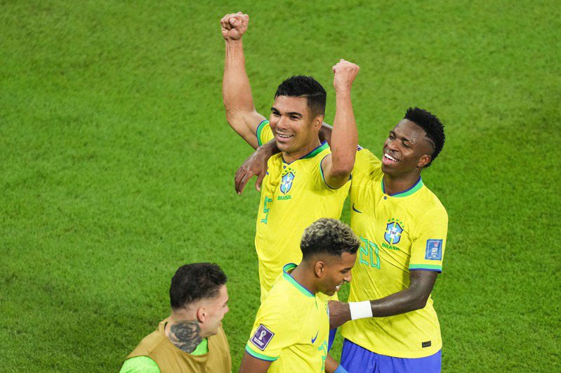 巴西曼聯中場卡塞米洛(高舉雙手者)在第83分鐘攻破球門，助隊以1：0擊敗瑞士隊。 新華社