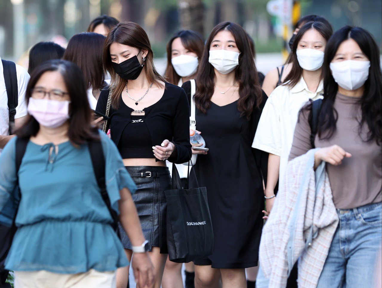 中央流行疫情指揮中心昨宣布，國內疫情趨緩，自12月1日起室外取消全程佩戴口罩規定。