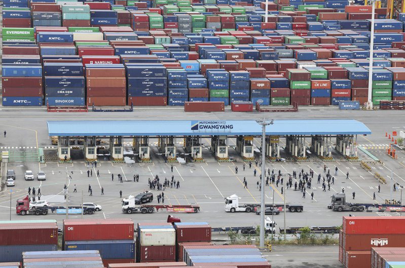 南韩货运司机6月发动罢工并封锁光阳市港区出口。美联社(photo:UDN)