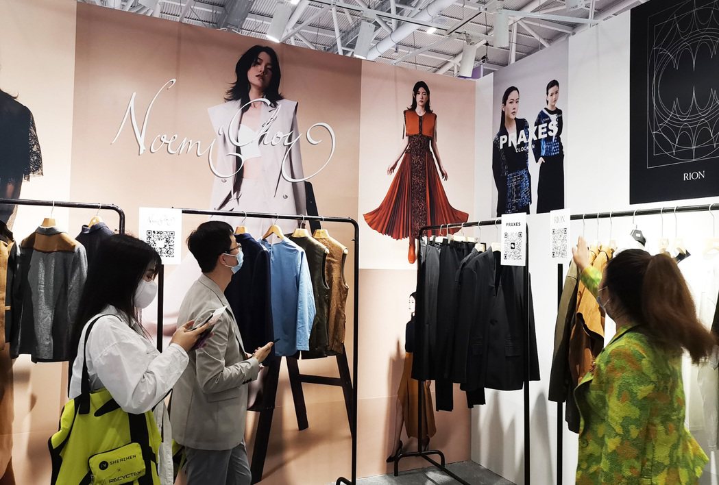 臺灣設計師品牌在Fashion Source 展會期間共吸引逾百位國際買主洽詢，...