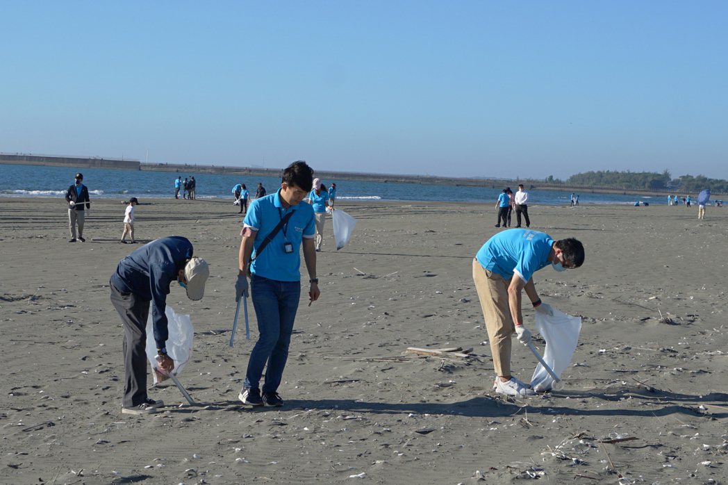 重視社會責任，幸福家不動產前往台南沙灘清理海洋廢棄物。業者提供