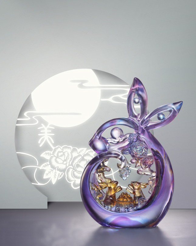 「月夕花朝」以傳統剪紙藝術為靈感，並巧思將兔眼轉換為月亮。