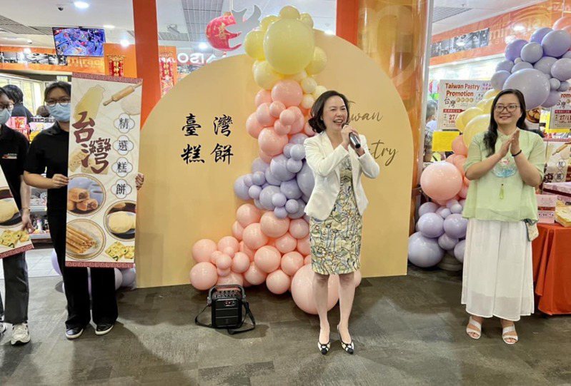 駐雪梨辦事處處長范惠君出席「2022台灣糕餅節」活動，並向民眾介紹台灣糕餅特色。圖／中央社（駐雪梨辦事處提供）