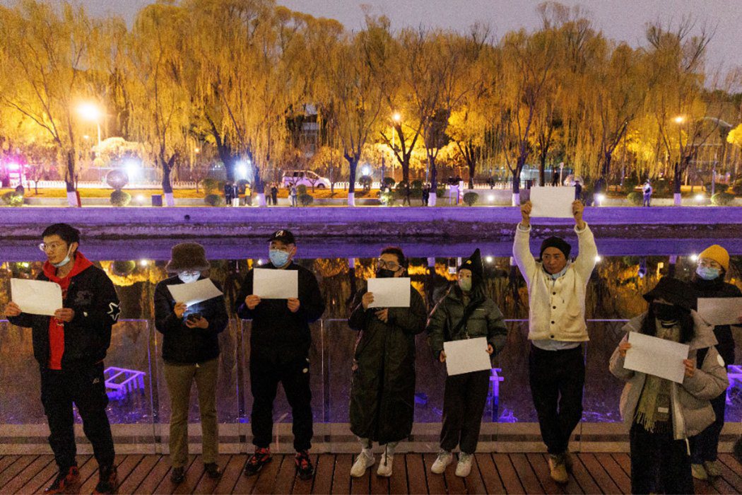 新疆烏魯木齊的一場火災掀起大陸反封控抗議風潮，許多城市的大學生舉白紙抗議，被稱為...