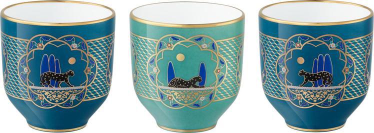 一套3件Panthère de Cartie美洲豹杯，利摩日白陶瓷裝飾綠色和藍色蔓藤花紋圖案，約17,900元。圖／卡地亞提供