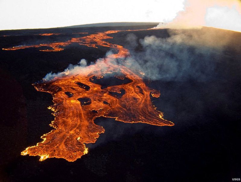 全世界最大活火山、夏威夷的「冒納羅亞火山」（Mauna Loa）睽違38年於28日再次噴發。法新社