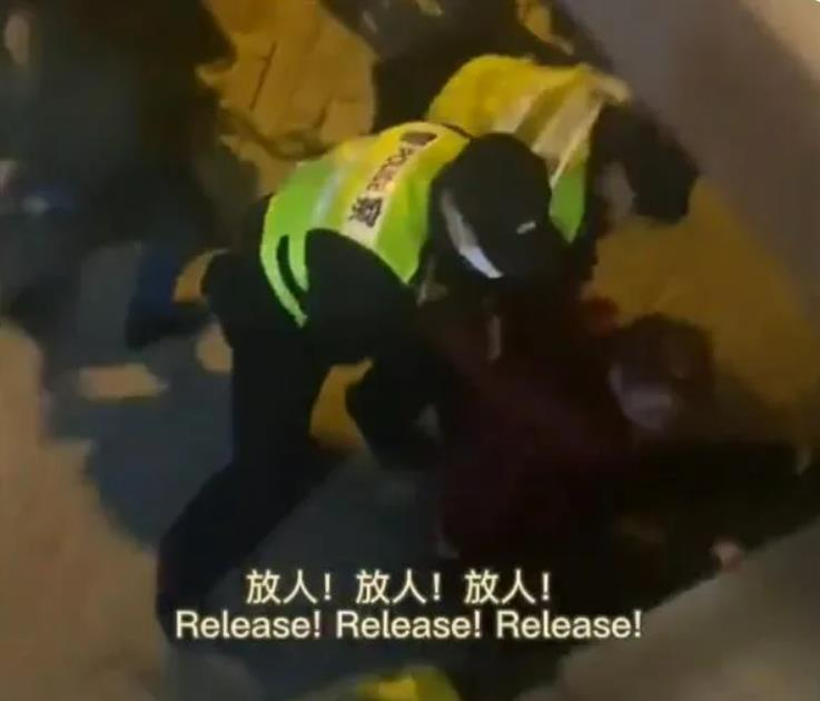 BBC記者被上海警方逮捕毆打，群眾一旁高喊放人。（視頻截圖）
