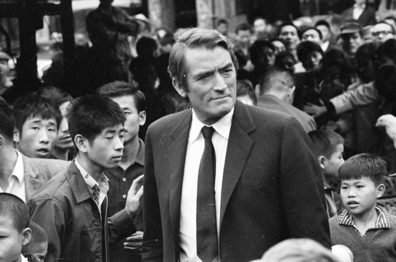 1968年11月30日，美國福斯公司新片《主席》男主角葛里哥萊畢克到基隆的福德市場拍攝，他穿著一套藏青色西裝，態度從容瀟灑。圖為拍攝情形。圖／聯合報系資料照片