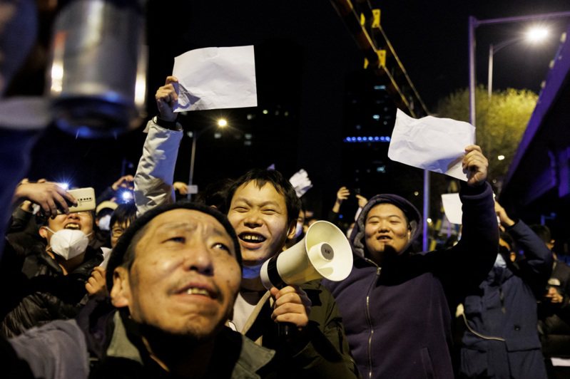 針對連日來中國大陸爆發的「白紙運動」，日本產經新聞台北支局長矢板明夫斷言，習近平地位已經開始動搖。路透