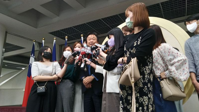 民進黨台北市議員王世堅今天在議會受訪。記者林麗玉／攝影