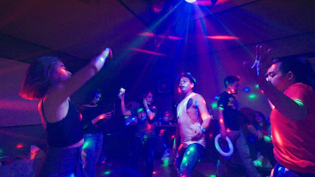「台灣紳士」呈現熱愛選美活動的菲律賓移工在台灣的生活點滴，獲得勞動金像獎長片組第2名。圖／鏡電視提供