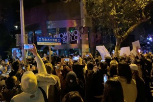 在大陸爆發的多場抗爭中，上海烏魯木齊中路群眾喊出「共產黨下台」最受矚目。路透