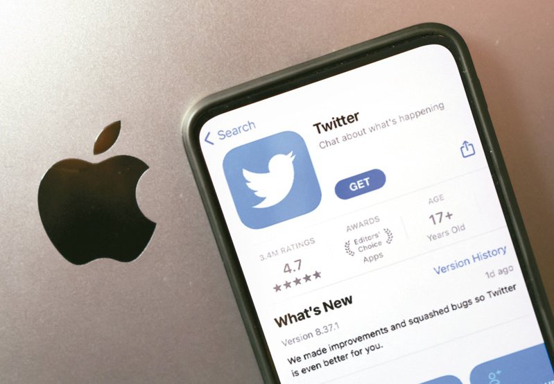 馬斯克廿八日發布一系列推文，指控蘋果威脅要將他最近才收購的社群媒體推特從對旗下應用程式商店App Store下架。（路透）