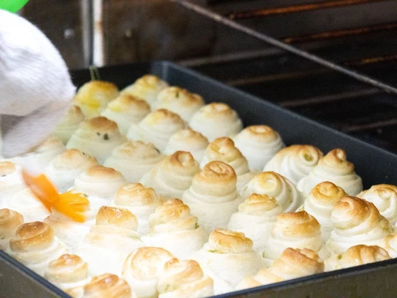 為饅頭刷上蛋液，不僅增加香氣也能烤出金黃色澤。 圖／ShareLife分享生活