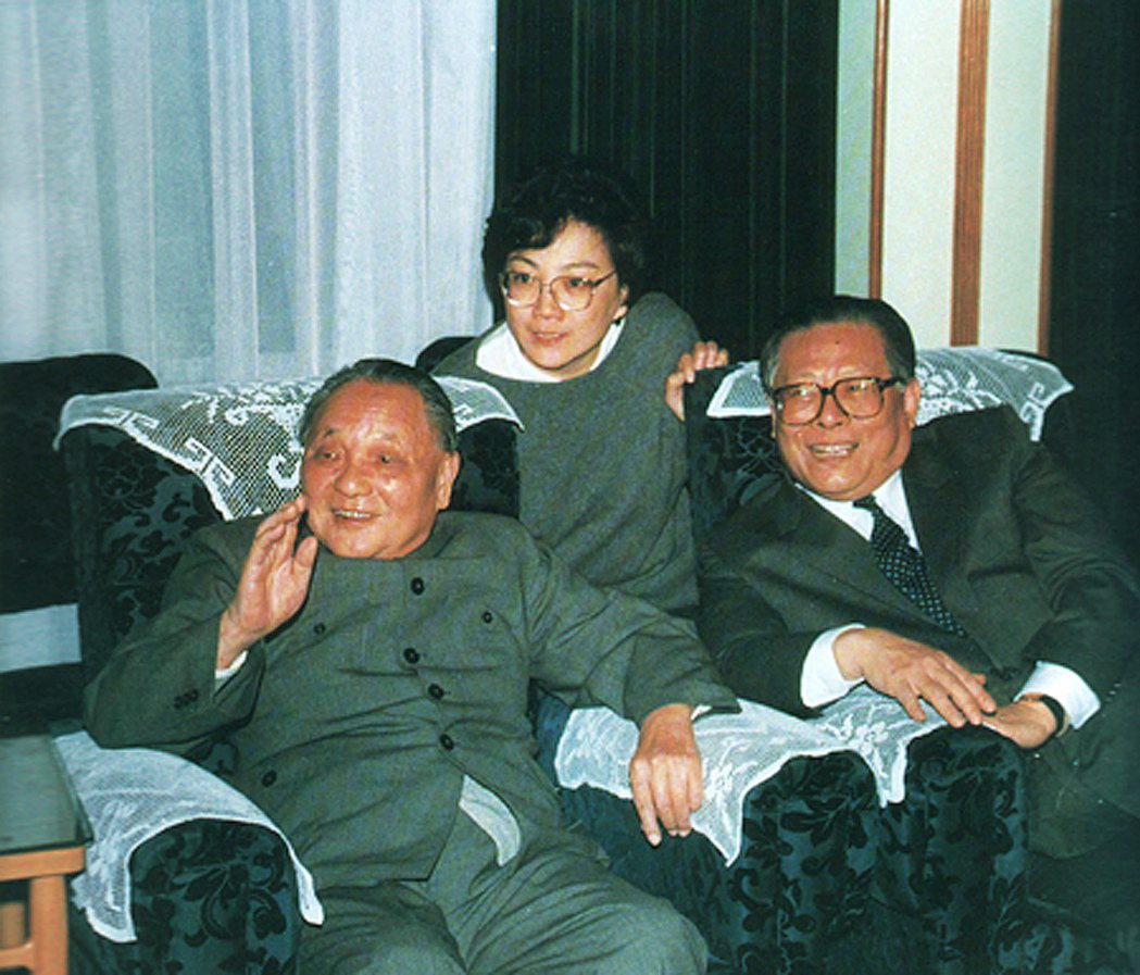 1988年2月24日的江澤民與鄧小平，隔年江澤民上調北京，成為中共第三代領導人。...