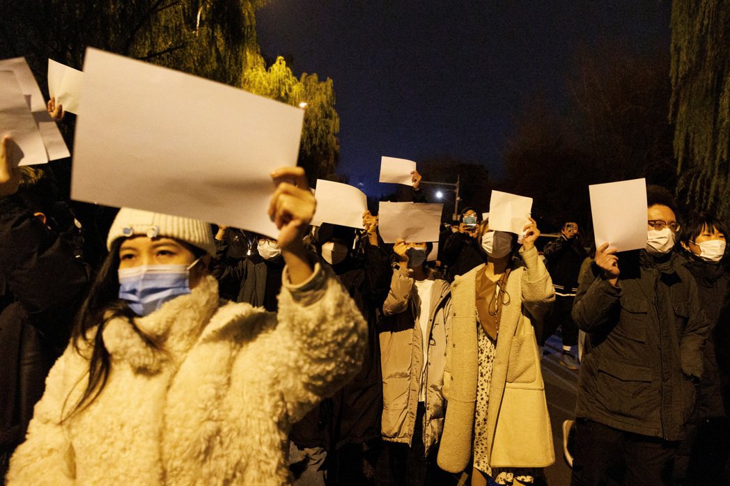 近來中國大陸部分省市出現民眾手持白紙，無聲抗議大陸防疫封控過嚴。圖為27日晚間在...