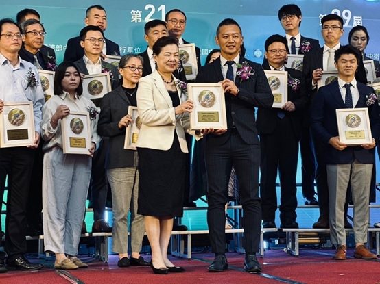 偉勝乾燥工業總經理陳玟翰（前右）接受經濟部部長王美花的頒獎。 偉勝乾燥工業／提供