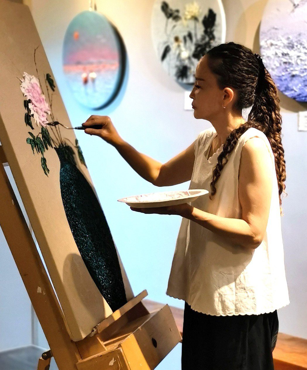 陳俐維展現出獨特技法的「砌畫」，踏上世界巡展的旅程，不僅被邀請至羅浮宮辦展，作品...