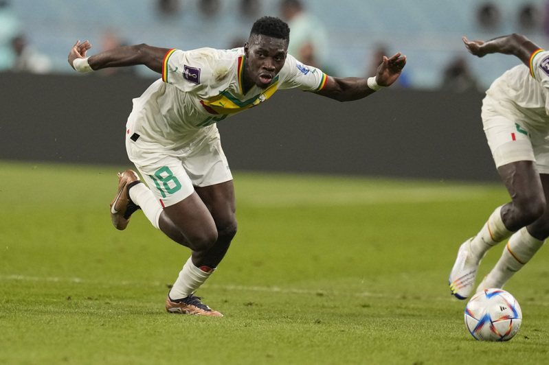 塞內加爾隊沙爾（Ismaila Sarr）獲12碼罰球機會，順利踢進，讓塞內加爾1比0暫居上風。 美聯社