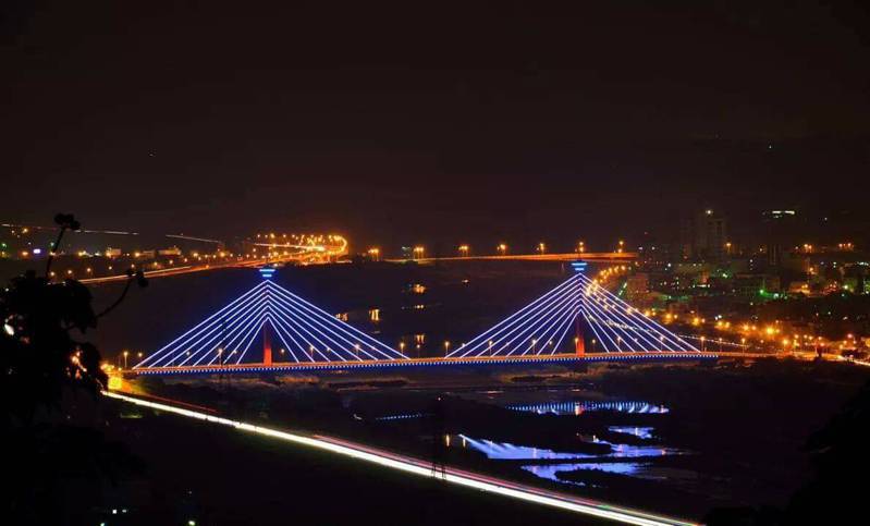 苗栗縣重要地標新東大橋LED熄燈3年多，縣府希望趕在明年春節前再點燈亮化。圖／本報資料照片