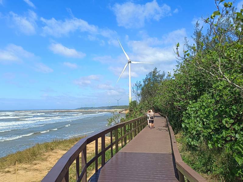 竹南濱海的「假日之森」海灘擁有台灣西海岸最完整的原始防風林及慢活步道。記者吳傑沐／攝影