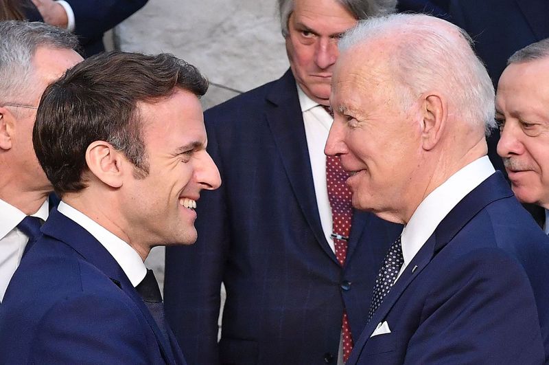 法國總統馬克宏（左）自30日起在美國進行三天的國是訪問，這將是美國總統拜登（右）上任以來的首場外國元首國是訪問。圖為兩人今年3月在北約高峰會上會晤。法新社