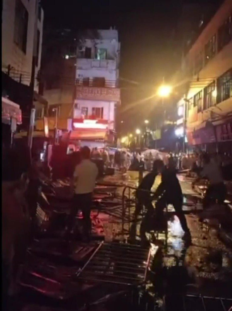 廣州29日深夜爆發警民衝突，群眾向警扔扔擲玻璃瓶，現場拒馬圍籬散亂。（推特截圖）