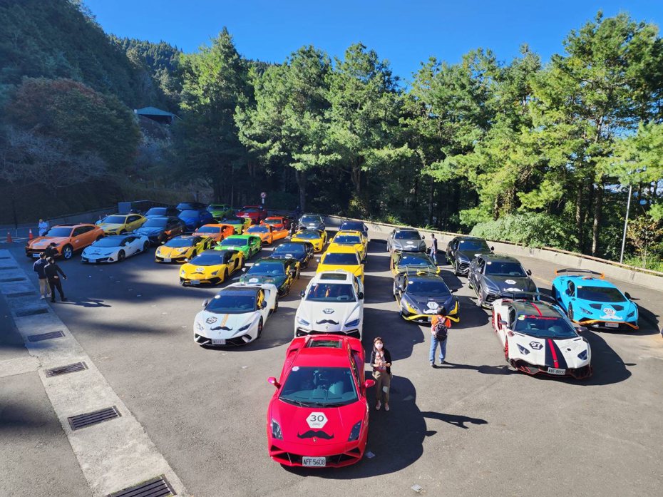 70輛藍寶堅尼超跑，今天在阿里山森林遊樂區舉行車聚，場面十分壯觀。圖／讀者提供