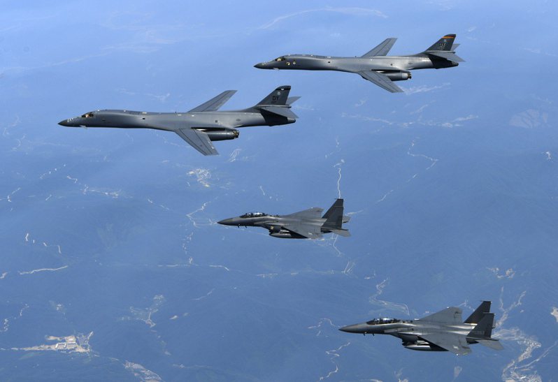 南韓軍方今天（30日）表示，2架中國戰機與6架俄羅斯戰機今天在未經告知的情況下，飛越南韓航空識別區（KADIZ），但未侵犯南韓領空。對此，南韓空軍出動戰機監控。圖為南韓空軍F-15K戰機。美聯社