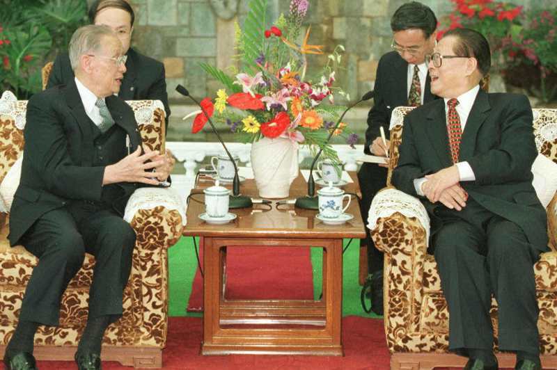1998年10月，時任海基會董事長辜振甫（左）會見中共總書記江澤民。圖／聯合報系資料照片