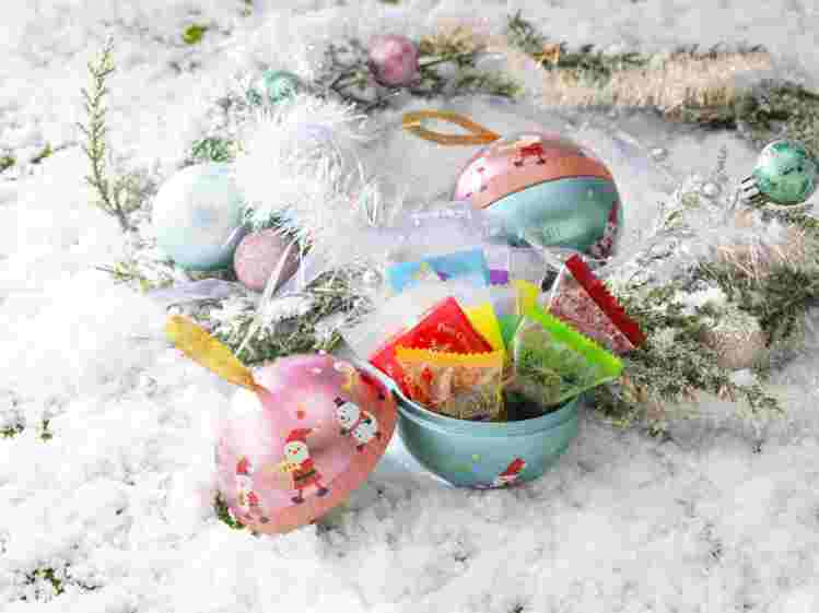 每年鐵粉必收藏的「耶誕裝飾球巧克力」，採用可循環使用的錫罐製作，吃完巧克力後還能...