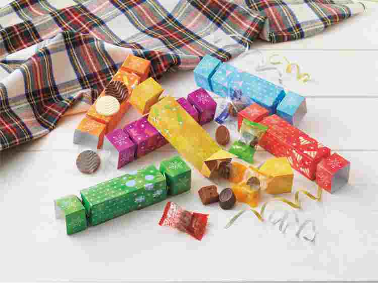 源自英國傳統習俗的耶誕拉炮巧克力組有著七彩繽紛顏色，可邀約親友一同試手氣看誰得到...