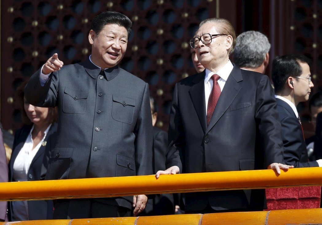 中共國家主席習近平（左）與前主席江澤民（右）。 （路透）