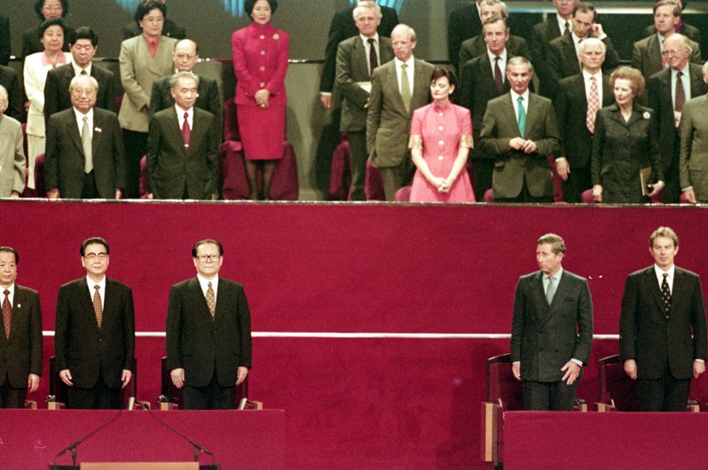 1997年香港主權交接。圖為時任大陸副總理錢其琛（前左起）、總理李鵬、大陸國家主席江澤民、英國王儲查理、首相布萊爾。圖／聯合報系資料照片