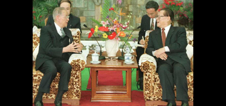 1998年10月18日，時任中共總書記江澤民在北京釣魚台賓館會見到訪的已故海基會董事長辜振甫。圖／聯合報系資料照片