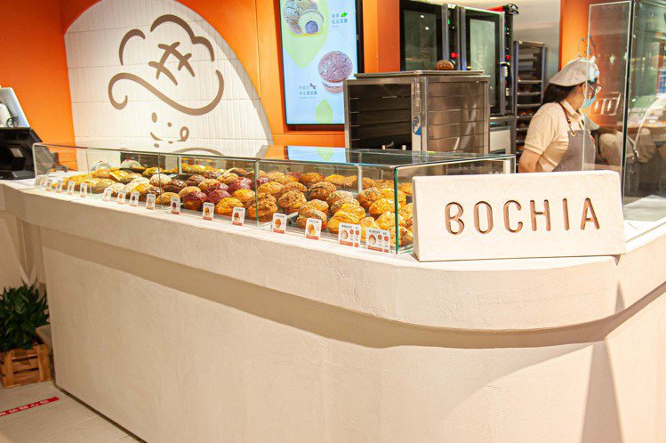 菠匠BOCHIA推出首五日12/1～12/5脆皮雲朵菠蘿買三送一，每日限量前50...