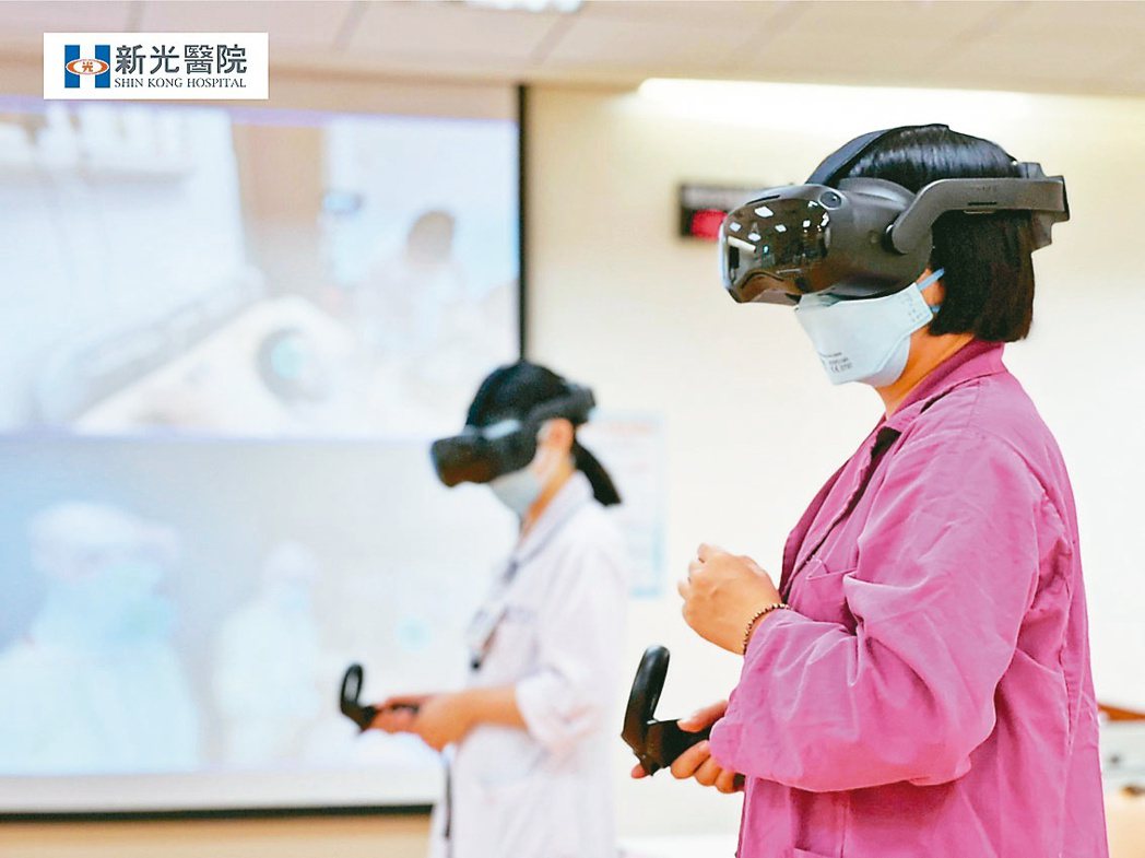 新光醫院運用VR技術進行教案的開發，製作360度的虛擬教育環境，不僅提供醫護人員...