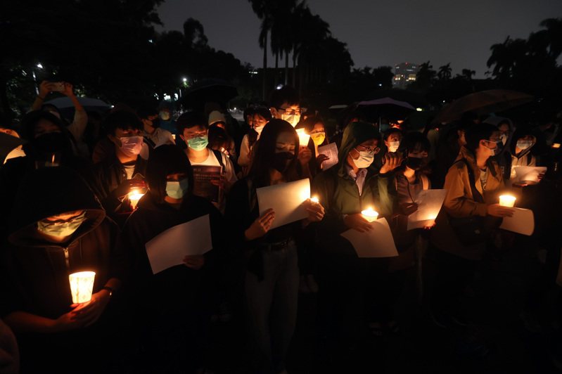 台大今晚舉行燭光悼念會，參加學生點燃燭光，手拿白紙，在雨中為烏魯木齊大火逝世者默哀，並聲援中國「白紙革命」。記者胡經周／攝影