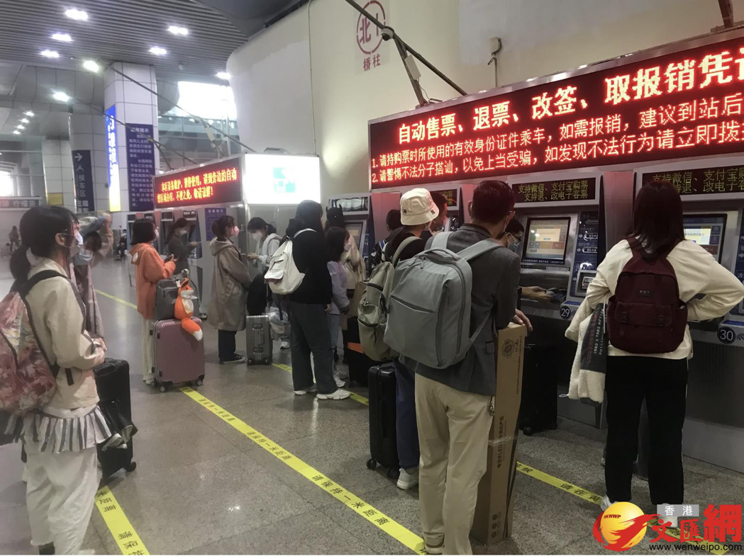 30日上午，廣州南站進站入閘處排起長龍。（香港文匯網）