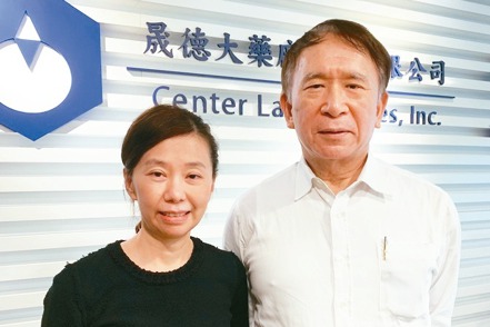 晟德新任董事長王素琦（左）與卸任董座林榮錦。記者謝柏宏／攝影