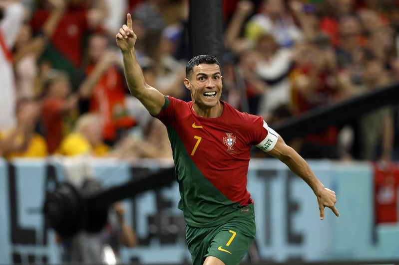 卡達世足小組賽葡萄牙對陣烏拉圭，最終葡萄牙隊2：0戰勝烏拉圭隊。圖為比賽中C羅慶祝進球。中新社