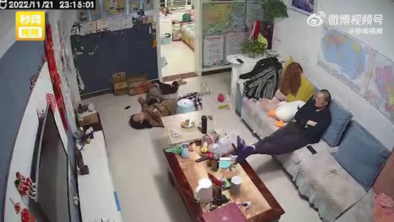 內地河南鄭州一名人妻近日突然昏倒在地，惟在旁的丈夫竟然只瞄了一眼就繼續看電視，無動於衷。影片截圖