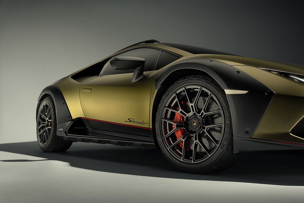 Lamborghini Huracan Sterrato配置19吋輪框並且換上專...