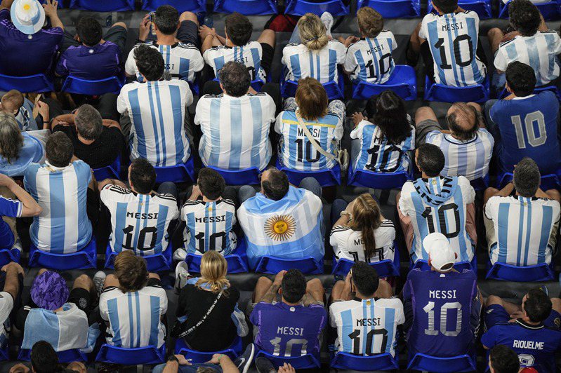 卡達世界盃C組最終戰，許多球迷穿上梅西球衣觀戰。 美聯社