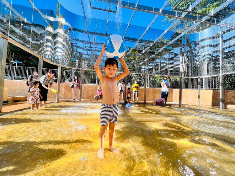 提供小孩玩水、打水仗的「親水廣場」。圖／取自壽山動物園FB粉絲頁