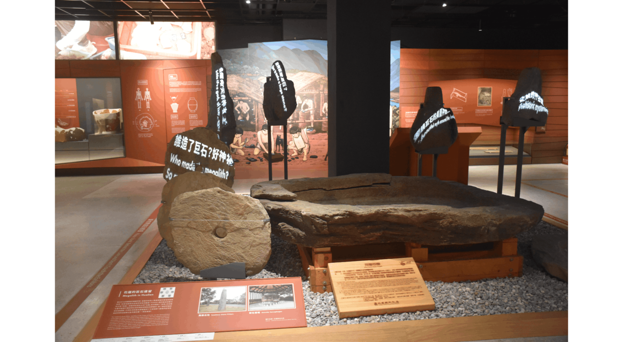 花蓮考古博物館裡重達1240公斤的史前古物「月眉石槽」，被視為鎮館之寶。 圖／記...