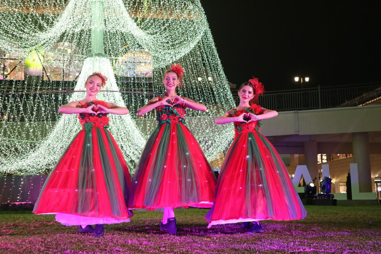 現場還有穿著紅綠交織聖誕裝的外國舞者們，用笑容歡迎遊客。 圖片來源／麗寶樂園官方...