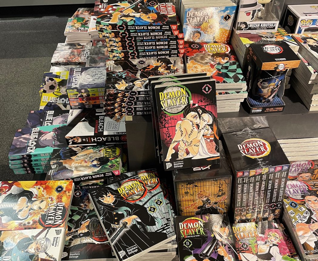 日本動漫在德國也十分受歡迎，書店的漫畫區頗具規模，此平台上可見《七龍珠》、《火影...