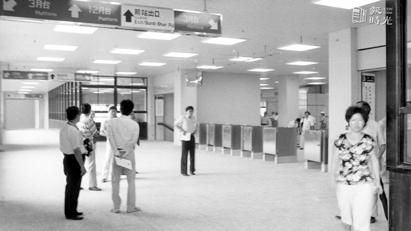 鐵路地下化週邊工程，松山新站設計的跨越式站房，南北兩側各為售票大廳，二樓是跨站旅客候車大廳、剪票口及餐旅等服務設施，站內一隅。圖／聯合報系資料照（1986/07/12　高鍵助攝影） 
