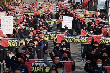 韓數千名卡車司機24日展開全國性罷工，要求政府提高司機工資。(路透)